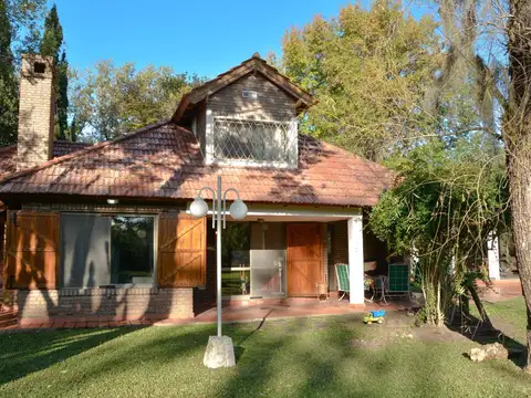 CASA QUINTA EN FUNES CON PILETA, QUINCHO Y COCHERAS