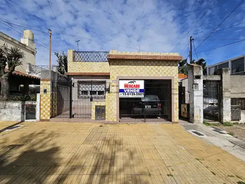 Casa en Villa Ballester 3 amb. con terraza parrilla cochera cubierta, galpon o playroom  oportunidad