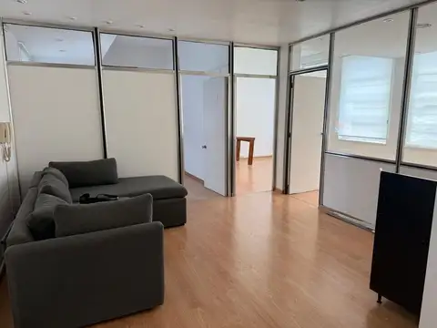 Amplia oficina de 7 ambientes muy luminosa