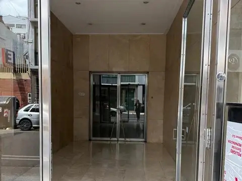 Amplia oficina de 7 ambientes muy luminosa