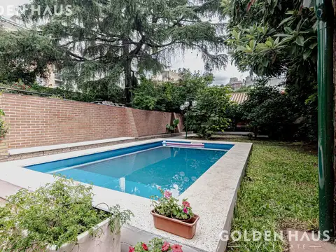 Casa 4 Amb con parque, quincho y piscina en la mejor zona de ramos mejia. Lote de 8,66x40