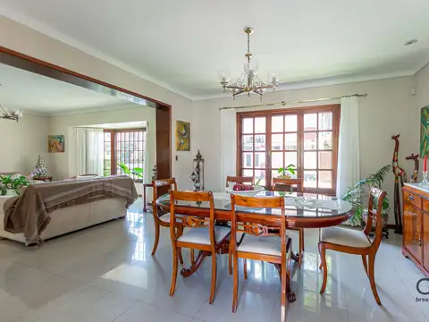 Casa 6 ambientes con 2 baños