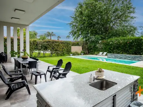 Casa en Venta con 2 cocheras