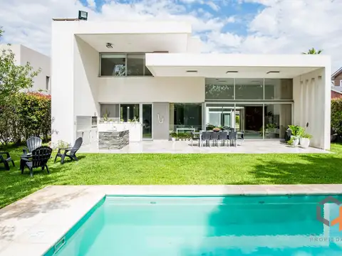 Casa 4 dorm + estudio - pileta Miraflores Funes Hills