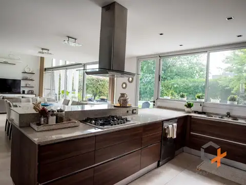 Casa 4 dorm + estudio - pileta Miraflores Funes Hills