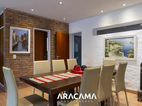 Casa en Venta con 2 cocheras