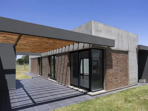 Venta casa de 2 dormitorios con pileta y cochera en EcoTierra, Pueblo Esther