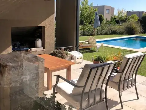 Casa 5 ambientes con 4 baños