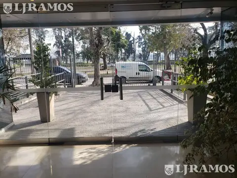 Oficina en Alquiler con 11 cocheras