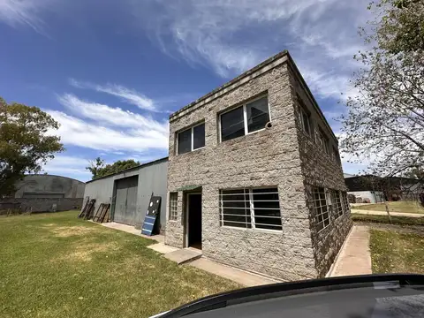 Deposito 400m² en calle Luis Piedrabuena, Triangulo, Malvinas Argentinas.