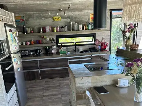 Casa 4 ambientes con 2 baños