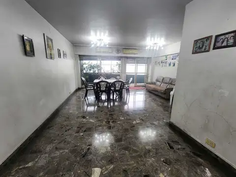 FLORES: Venta Departamento 4 ambientes   dependencia en excelente zona. (130 m2)