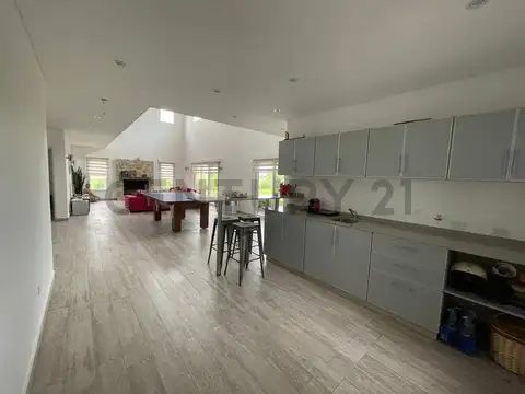 Casa en Alquiler con 2 cocheras