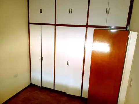 CONFORTABLE CASA CON DOS DORMITORIOS, GARAGE, PATIO, TERRAZA Y DEPARTAMENTO AL FONDO