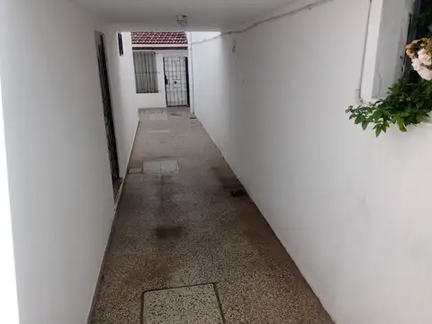 CONFORTABLE CASA CON DOS DORMITORIOS, GARAGE, PATIO, TERRAZA Y DEPARTAMENTO AL FONDO