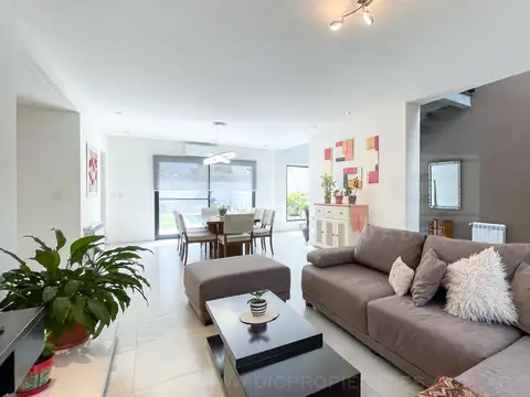 Casa 5 ambientes con 2 baños