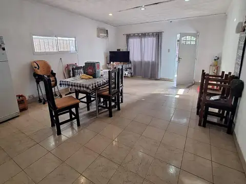 Casa en venta c/ cochera en San Lorenzo