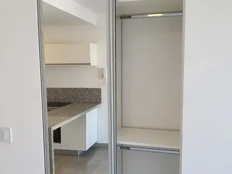 Monoambiente con Placard y Mesada con Desayunador.  Piso 3ro