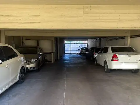 COCHERA FIJA TECHADA I Ubicada en un edificio