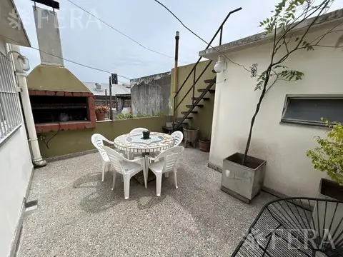 Venta de departamento 4 ambientes con local  en Piñeyro