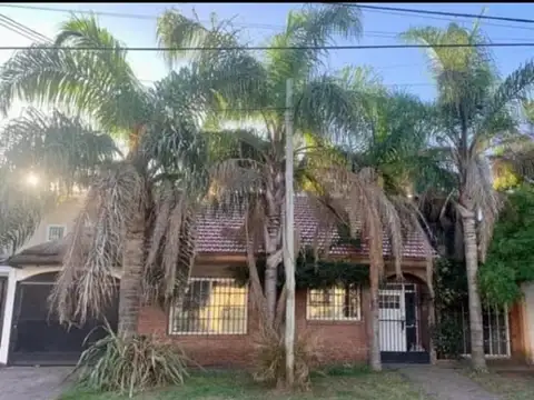 Preciosa Casa 4 AMB en Villa España, Berazategui. Con pileta, quincho y parrilla 