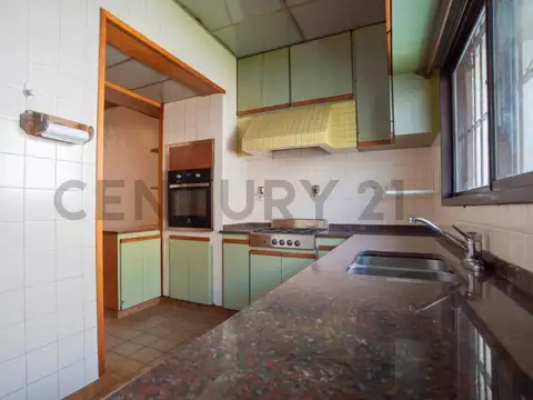 Casa en Venta con 3 cocheras