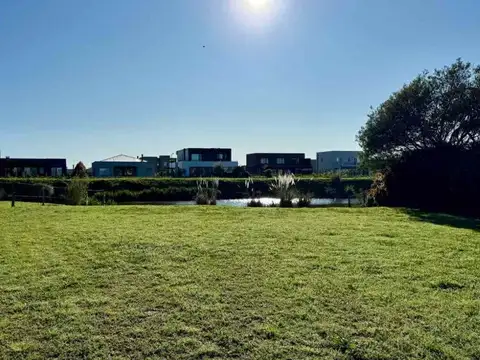 VENTA LOTE AL AGUA CANTON GOLF