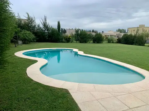 Casa en Venta con 2 cocheras