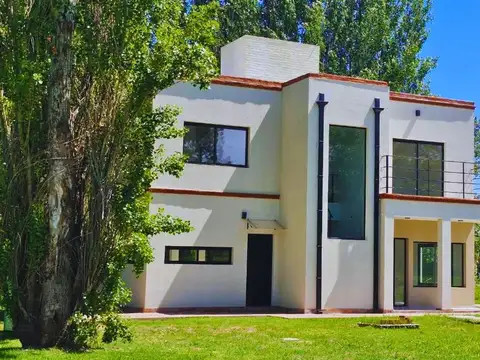 VENTA CASA 4 AMBIENTES BARRIO CERRADO LUJAN