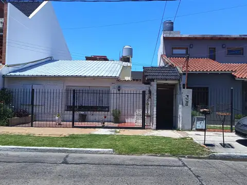 Departamento tipo casa en venta en Isidro Casanova