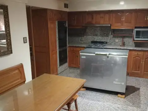 Hermoso y amplio piso de 4 amb c/dep, 3 baños, baño de serv, 3 cocheras, patio, balcón terraza
