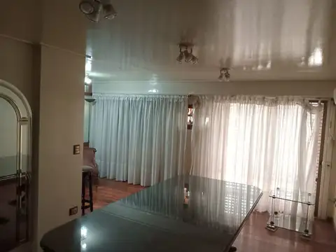 Hermoso y amplio piso de 4 amb c/dep, 3 baños, baño de serv, 3 cocheras, patio, balcón terraza
