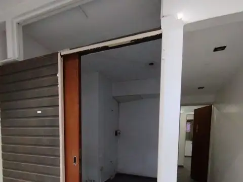 Local En Venta. Ubicado En 56 Entre 3 Y 4