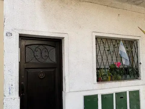 TIPO CASA EN 1ER PISO `POR ESCALERA AL FRENTE CON PATIO Y TERRAZA