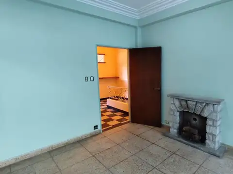 PH Tipo Casa 1° Piso por escalera de 5 Ambientes en AVENTA