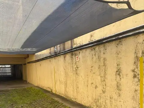 COCHERA FIJA DESCUBIERTA (pero cuenta con media sombra)