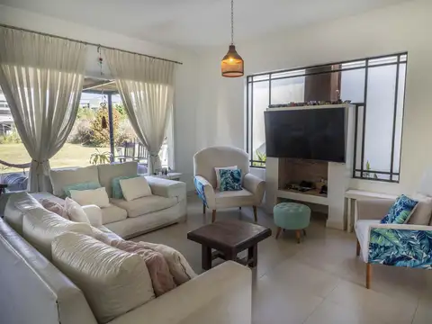 Casa 4 ambientes con 2 baños