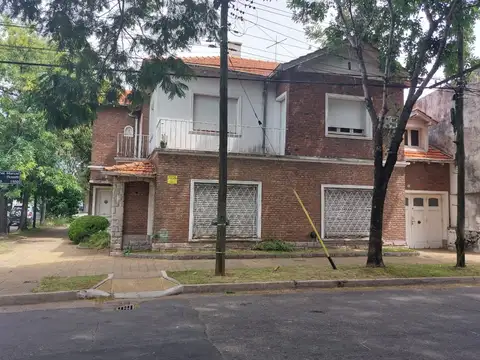 IDEAL CONSTRUCTORA  LOTE (13.73 X 18.74) EN ESQ. ZONIF. C 1 A - CON EDIFICACION