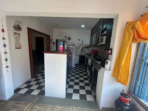 CASA EN VENTA 5 AMBIENTES CON PATIO BERNAL