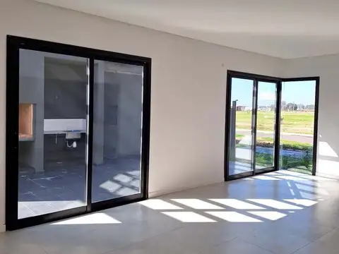 CASA EN VENTA 2 DORMITORIOS -  BARRIO ECOTIERRA