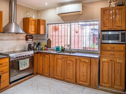 Casa 4 ambientes con 2 baños