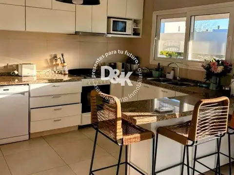 Casa en Alquiler con 2 cocheras