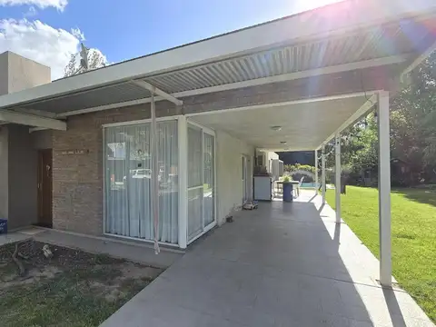 Casa 6 ambientes con 2 baños