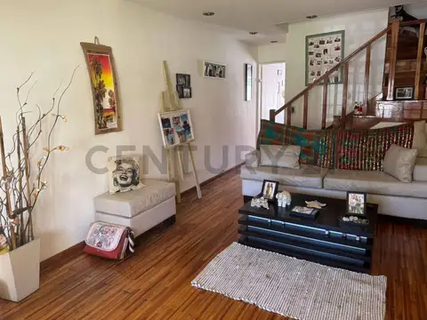 Triplex 5 amb. c/ent auto y hermoso patio