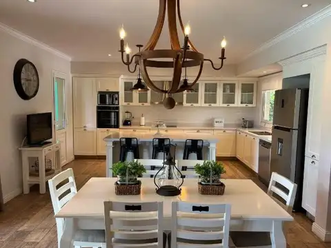 Casa 6 ambientes con 4 baños