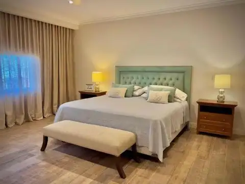 Casa en Venta con 4 cocheras