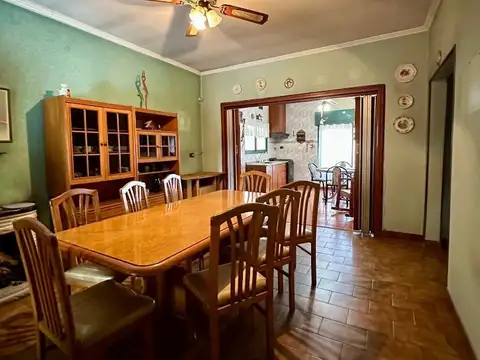 CASA 3 AMBIENTES GRANDES CON GARAGE Y FONDO LIBRE