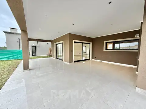 Casa en Venta con 3 cocheras