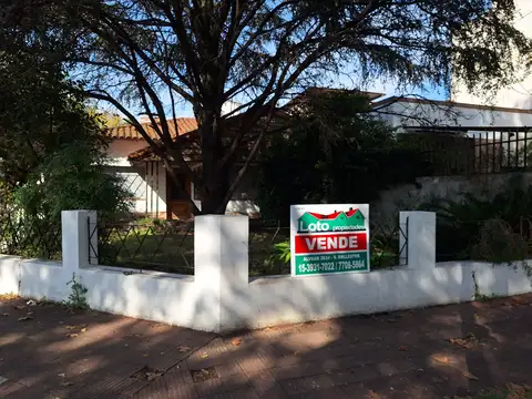VENDE CASA TIPO CHALET 3 AMBIENTES CON PATIO Y COCHERA- VILLA BALLESTER-