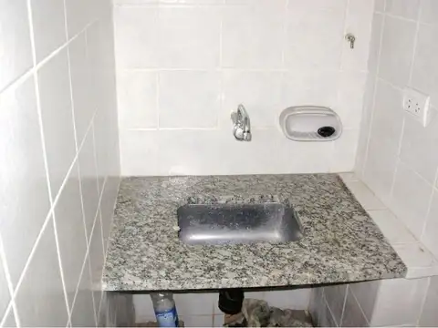 Excelente Local en Esquina. SOBRE J.B.JUSTO .